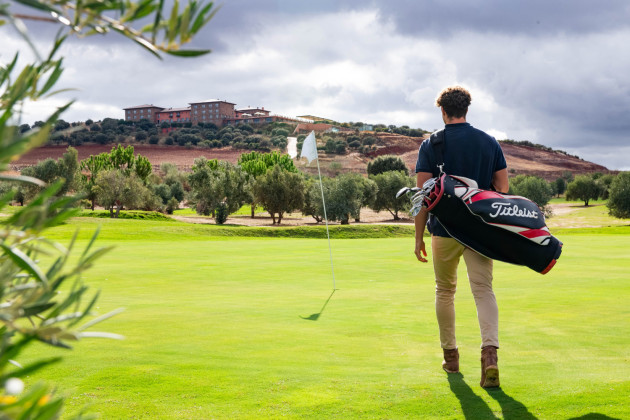 Hotel LC: Golf and Vermouth...