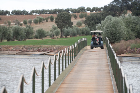 Hotel LC: Golf y Vermut +tapas para 2